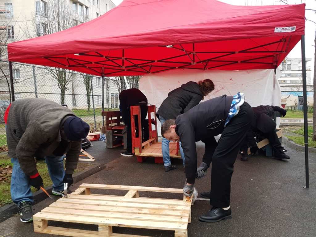 Chantier participatif de construction de mobilier en palettes au SAMU Social du 12e (2017)